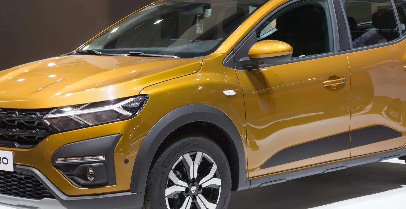 dacia-sandero-familiale-comment-optimiser-l-espace-avec-un-coffre-de-toit-rigide