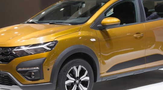 dacia-sandero-familiale-comment-optimiser-l-espace-avec-un-coffre-de-toit-rigide