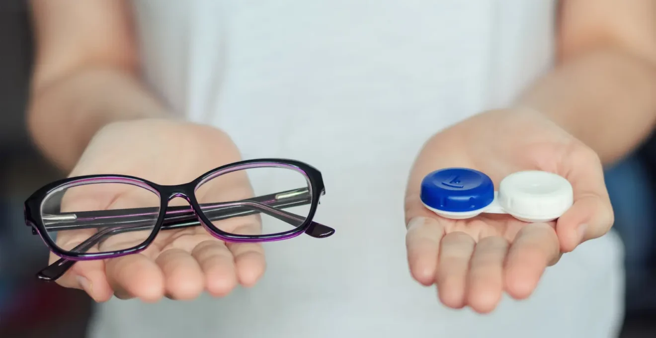 Un opticien pose une lentille de contact sur l'œil d'une cliente dans son cabinet.